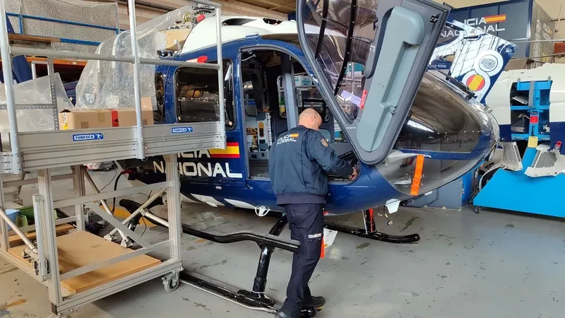 Helicóptero de la Policía Nacional utilizado para la formación de técnicos de mantenimiento. Foto: Aviation Group Helicóptero de la Policía Nacional utilizado para la formación de técnicos de mantenimiento. Foto: Aviation Group