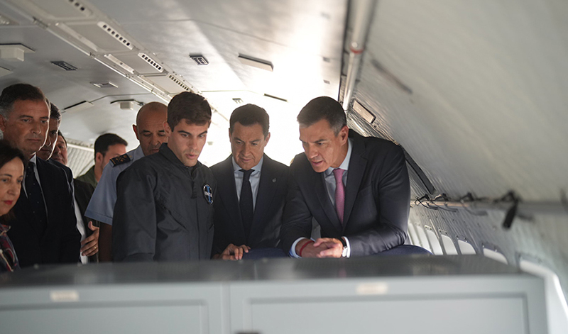 El presidente de la Junta, Juanma Moreno, y el presidente del Gobierno, Pedro Snchez, durante su visita a las instalaciones del CEUS. Foto: Junta de Andaluca