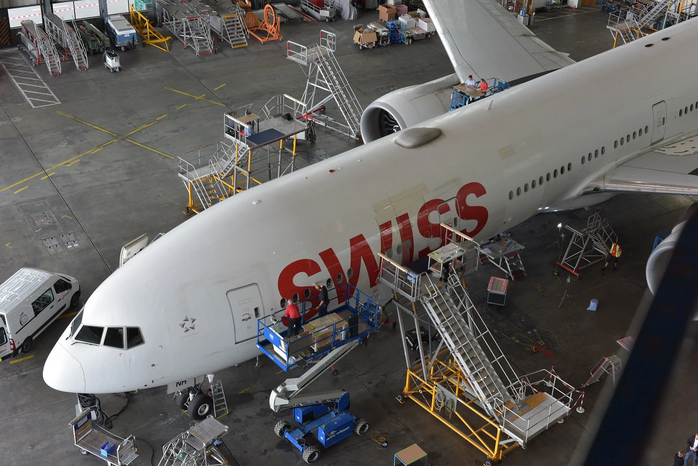 Avin de la aerolnea SWISS al que le estn poniendo la pelcula transparente AeroSHARK. Foto: SWISS