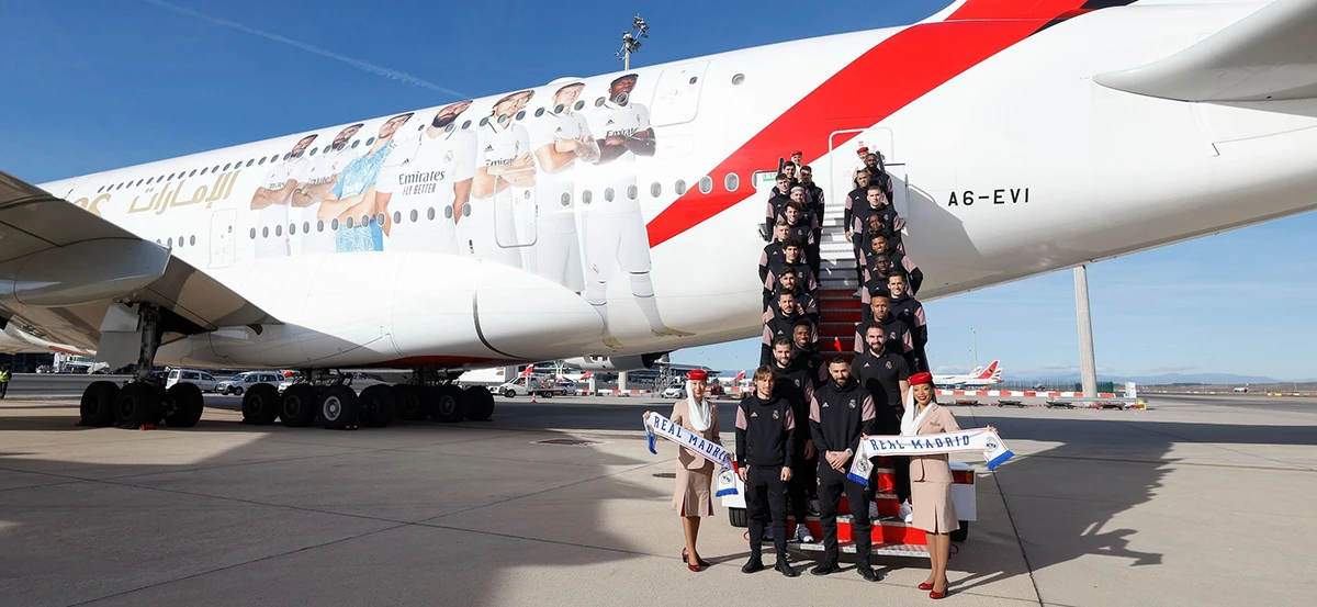 Los jugadores del Real Madrid junto al A380 de Emirates decorado con fotos de algunos jugadores. Foto: Emirates