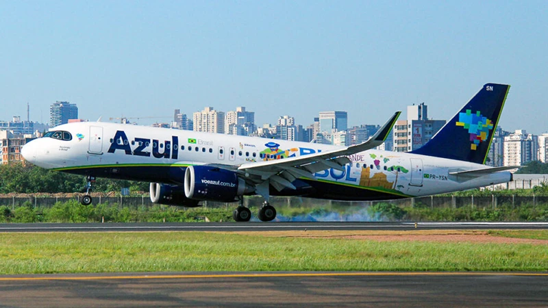 Airbus 320 Neo de Azul en el momento del aterrizaje en el reacondicionado  aeropuerto brasileo de Porto Alegre.