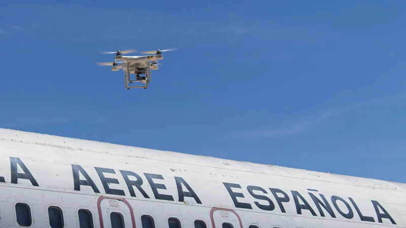 Dron en el suelo de la escuela de formacin Aviatin Group.