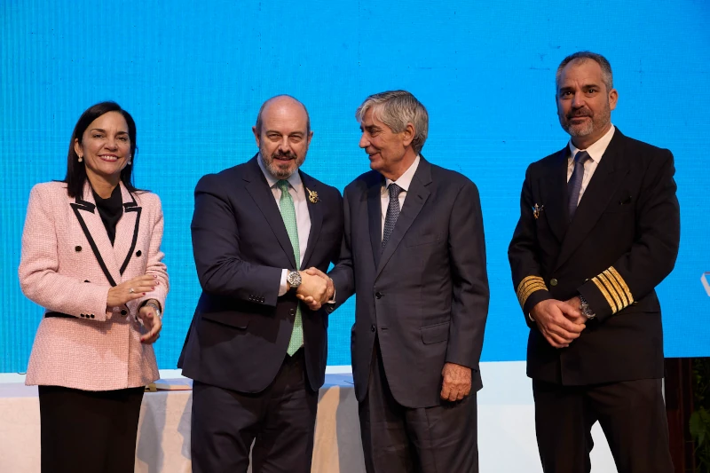 La directora de comunicacin de European Flyers, Eva Minano, el presidente del Senado, Pedro Rolln Ojeda, el director general de la escuela, Luis Miano Gmez y el presidente de European Flyers, Luis Miano San Valero. Foto: European Flyers.