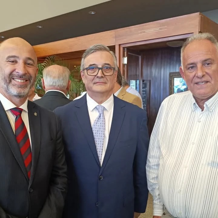 Antonio Rama CEO de SUA, junto al ministro de Turismo uruguayo, Eduardo Sanguinetti y el director nacional de Turismo. Foto: Roque Baudean