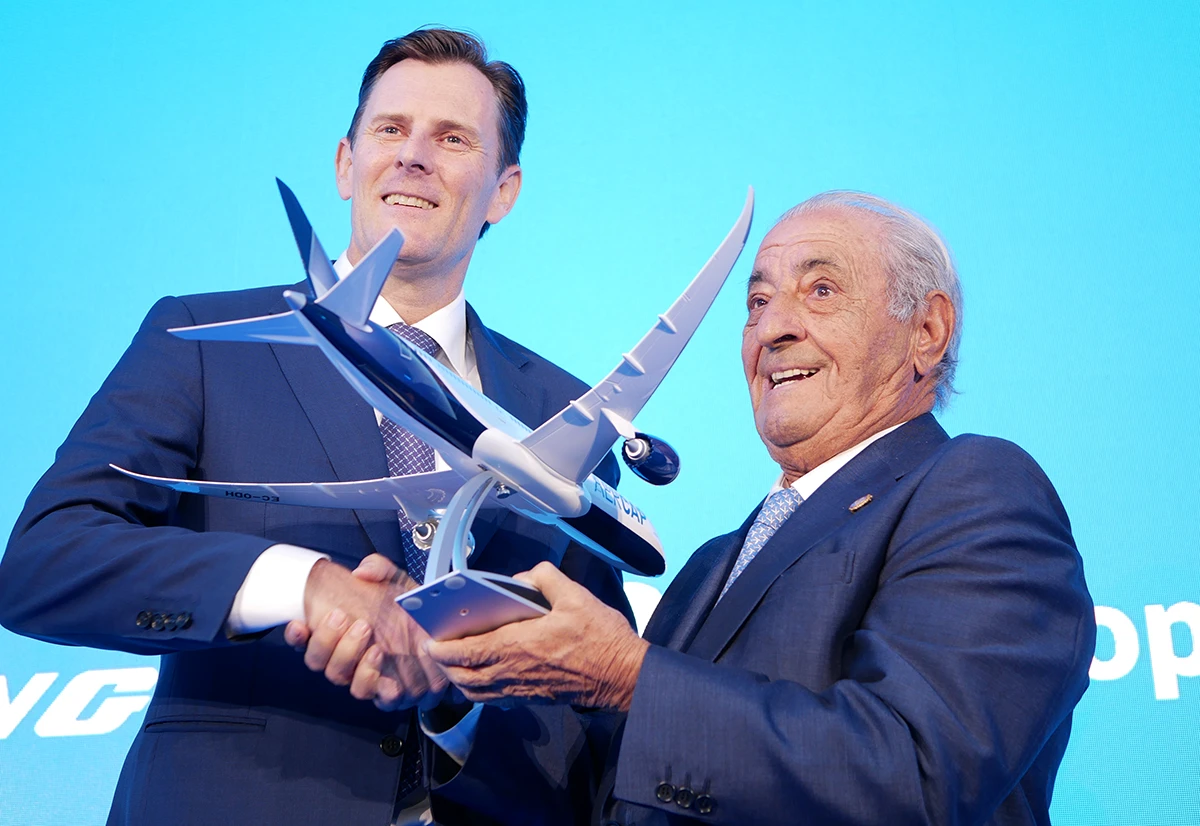 El presidente de Globalia y fundador de Air Europa, Juan Jos Hidalgo (derecha) junto a Peter Anderson, director Comercial de AerCap. Foto: Diego Gmez