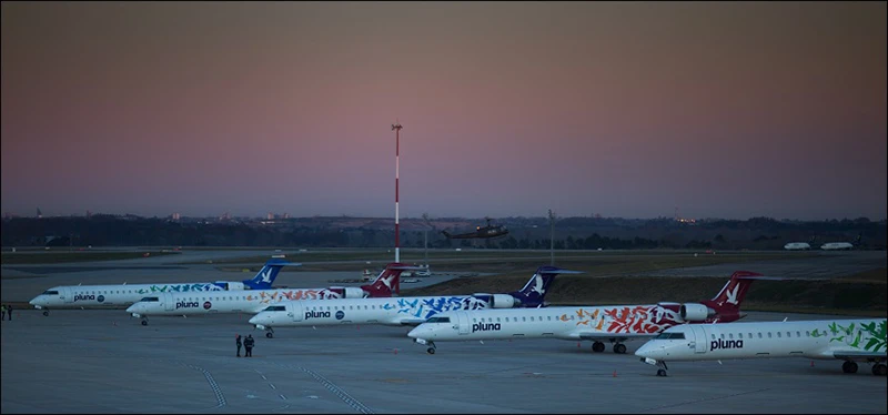 Avines de la aerolnea Pluna en pista.