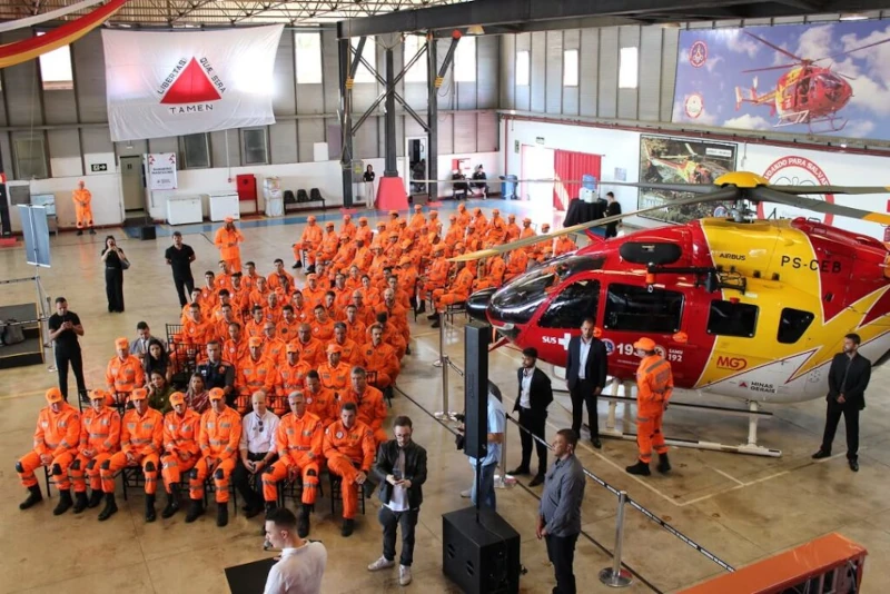 Grupo de trabajadores del Cuerpo de Bomberos Militar de Minas Gerais junto a uno de los nuevos helicpteros Airbus H-145 recientemente recibidos. 