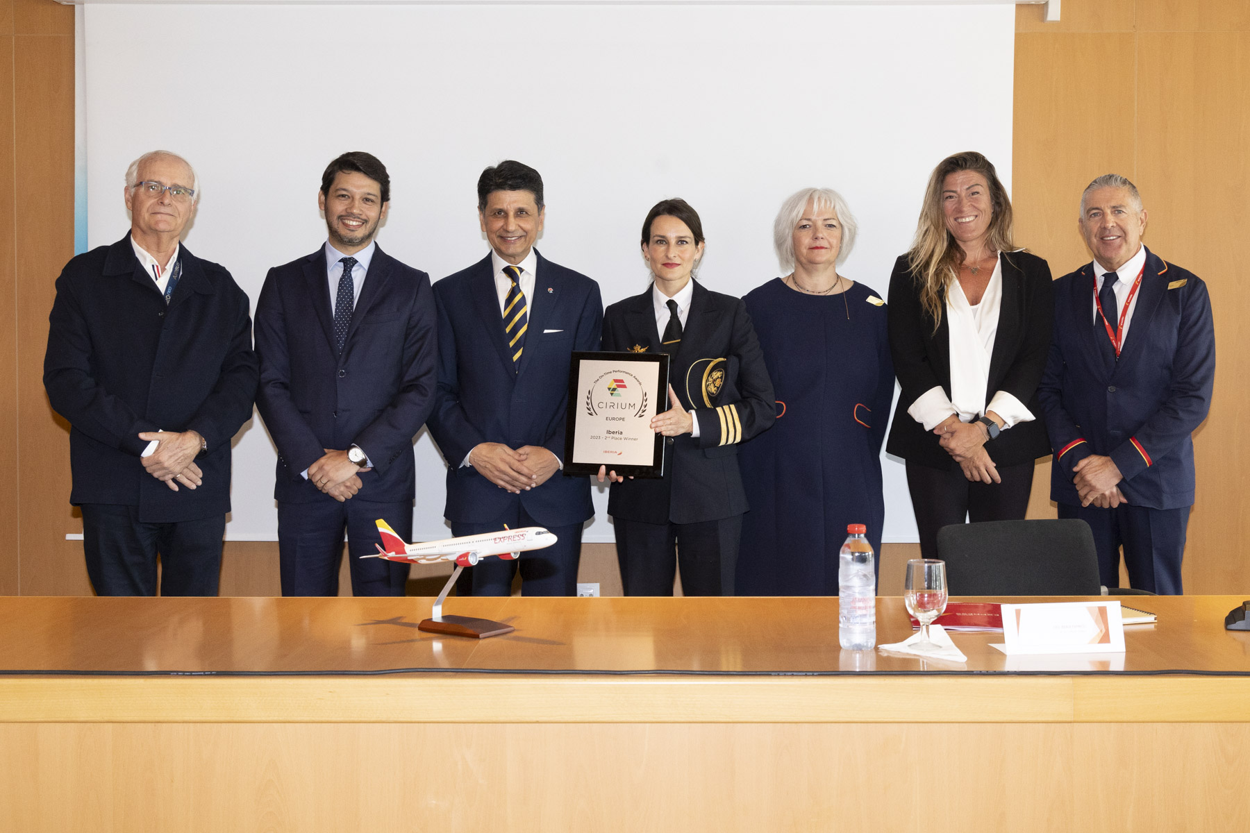 Foto de la entrega del reconocimiento a las aerolneas ms puntales en su categora, que recibieron Iberia e Iberia Express. 