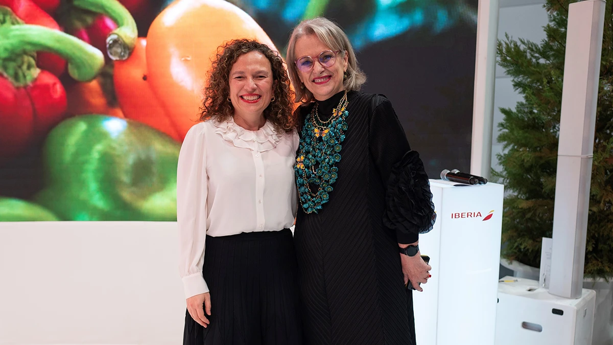 M Jess Lpez Sols (izquierda), directora Comercial de Iberia, y Nathalie Desplas, secretaria de Turismo de la Ciudad de Mxico, durante el evento en el stand de Iberia en Fitur. Foto: Iberia