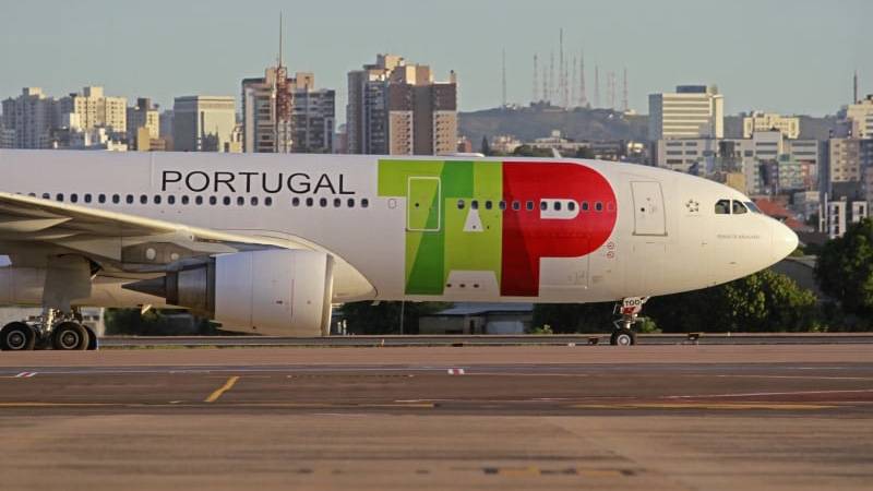 Avin de la aerolnea portuguesa TAP en pista. Foto: TAP