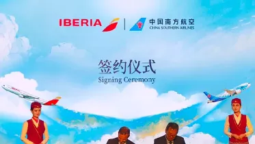 Momento de la firma del acuerdo de código compartido entre Iberia y China Southern. Foto: Iberia Momento de la firma del acuerdo de código compartido entre Iberia y China Southern. Foto: Iberia