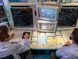 Controladores militares (ECAO) en el Centro de Control de ENAIRE en Madrid 