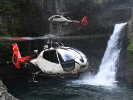 Helicptero Airbus H130 sobrevolando una catarata.