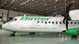 Avin de la Aerolnea Binter en hangar