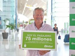 Luis Cabrera Betancor, pasajero 75 millones de la aerolnea Bienter en el aeropuerto de Fuerteventura