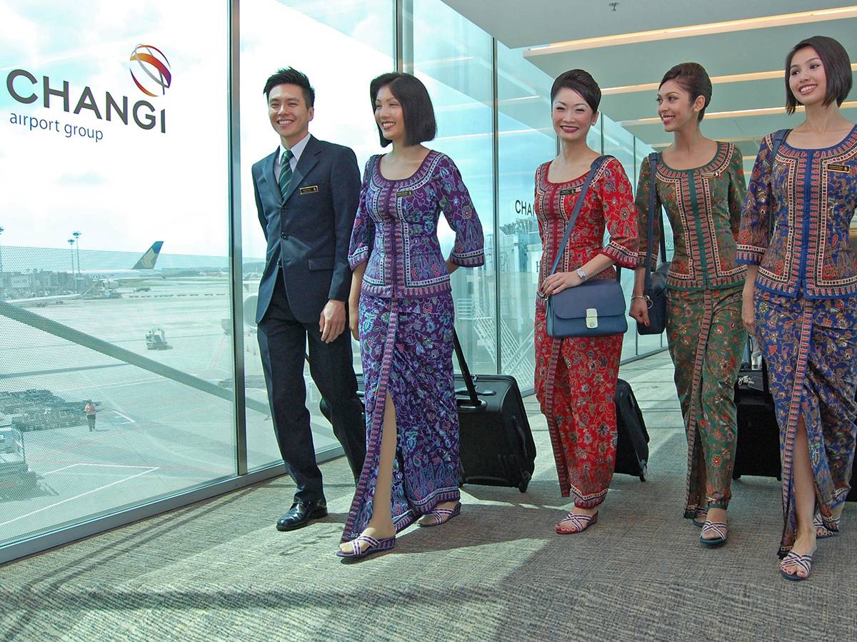 Singapore Girls y el equipo de tripulacin de Singapore Airlines.