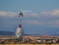 Helicptero apagando un incendio.