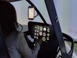 La directora del ANAC,  Paola Tamburelli, en cabina del simulador de helicptero Bell 407.