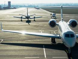 Aviones privados en la pista del aeropuerto.