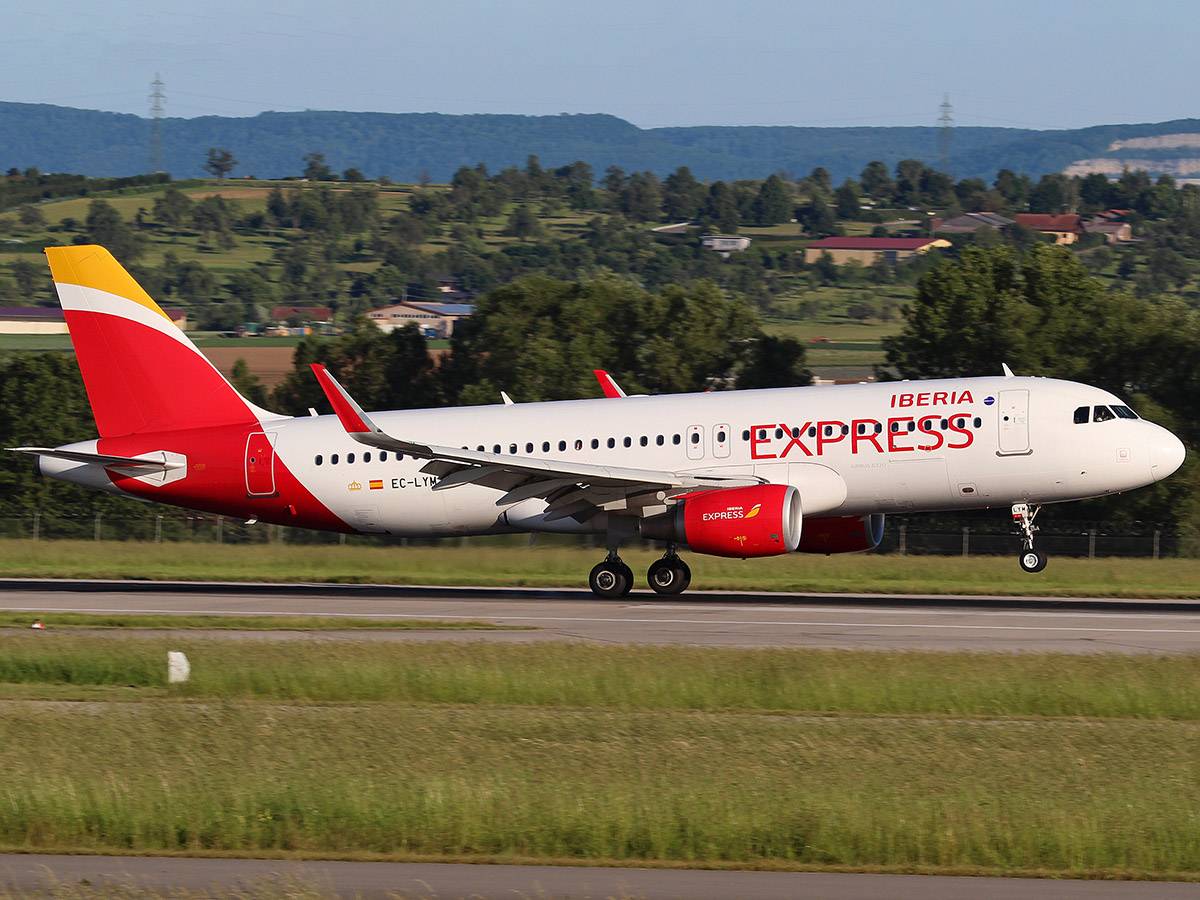 Avin de Iberia Express modelo Airbus A320 en el aeropuerto de Stuttgart.