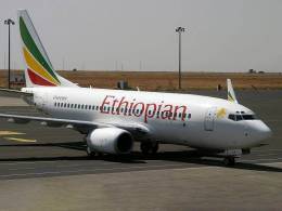 Avin de Ethiopian Airlines en pista.