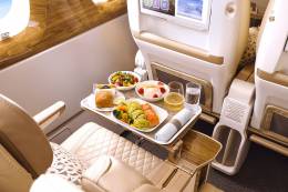 Asiento con men de la clase Premium Economy de Emirates.