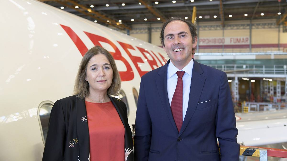 En la imagen, Marta Rivera de la Cruz, consejera de Cultura, Turismo y Deporte de la Comunidad de Madrid, y Javier Snchez-Prieto, presidente de Iberia, durante la firma en las instalaciones de La Muoza de la aerolnea.