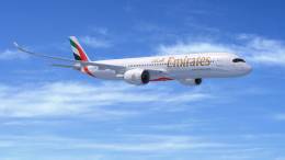 Avin Airbus A350 de la aerolnea Emirates en vuelo.