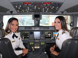 Piloto y copiloto del primer vuelo venezolano con tripulacin solamente de mujeres.