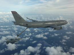 Un A330 MRTT de la Fuerza Area de la Repblica de Singapur reposta un F-16D en vuelo. Foto: Airbus