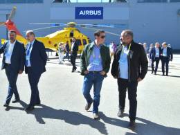 Santi Cabaero en su visita a las instalaciones de Airbus Helicopters en Albacete. Foto: Diputacin de Albacete.