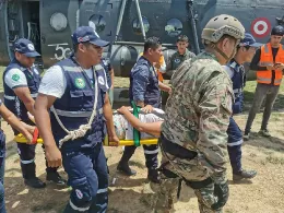 La primera persona rescatada fue una mujer embarazada. Foto: Fuerza Area de Per (FAP)