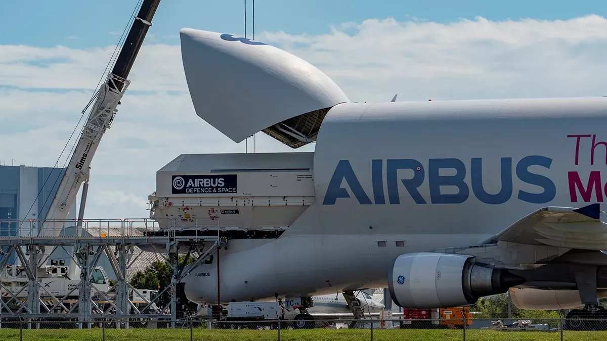 Airbus Beluga ST en el proceso de carga del satlite HOTBIRD 13G. Foto Aribus.