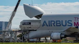 Airbus Beluga ST en el proceso de carga del satlite HOTBIRD 13G. Foto Aribus.