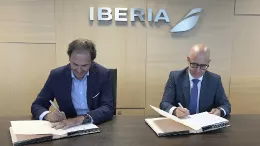 Momento de la firma entre Javier Snchez-Prieto, presidente de Iberia, y Agustn Guzmn, jefe de la seccin sindical del Sepla en Iberia. Foto: Iberia