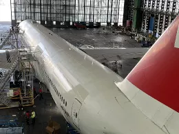 Avin de la aerolnea SWISS al que le estn poniendo la pelcula transparente AeroSHARK. Foto: SWISS