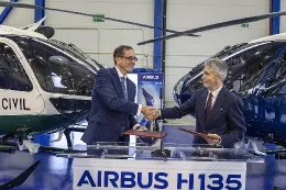 El ministro del Interior espaol, Fernando Grande-Marlaska y el consejero delegado de Airbus Helicopters Espaa, Fernando Lombo, en las instalaciones de la compaa en Albacete. Foto: Ministerio del Interior