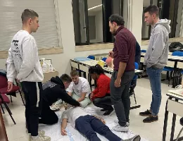 Alumnos del Grado en Piloto de Adventia durante su formacin en medicina aeronutica. Foto: Adventia