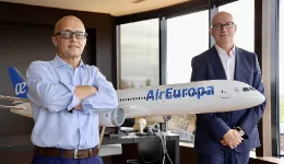 El director ejecutivo de Air Europa, Jess Nuo de la Rosa (derecha) junto a Richard Clark, director general de la aerolnea.