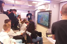 Estudiantes en el Aula Mvil Newton. 