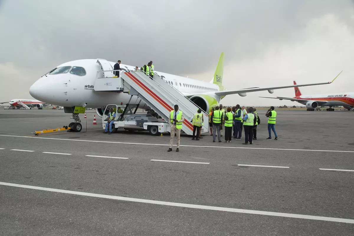 Avin Airbus A220 en el Aeropuerto Internacional de Luanda.