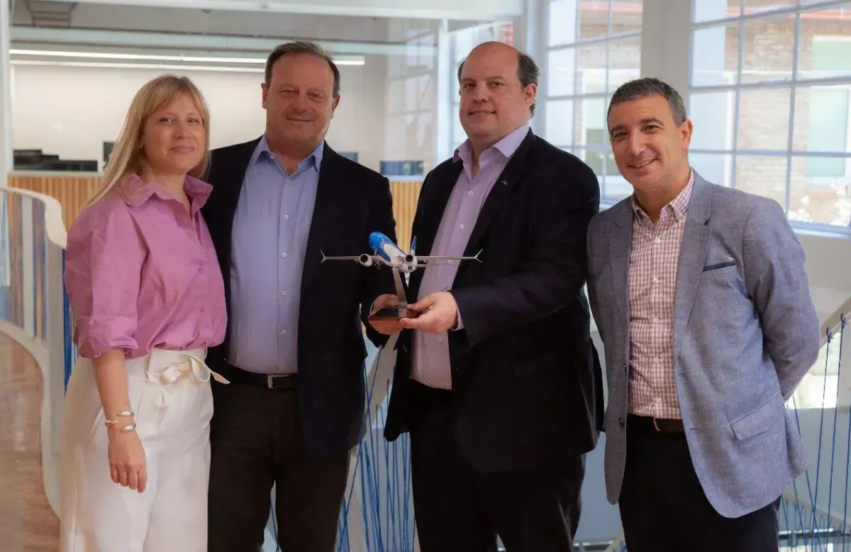 El presidente de Aerolneas Argentinas, Pablo Ceriani junto a directivos de Mirgor SA. Foto: Aerolneas Argentinas