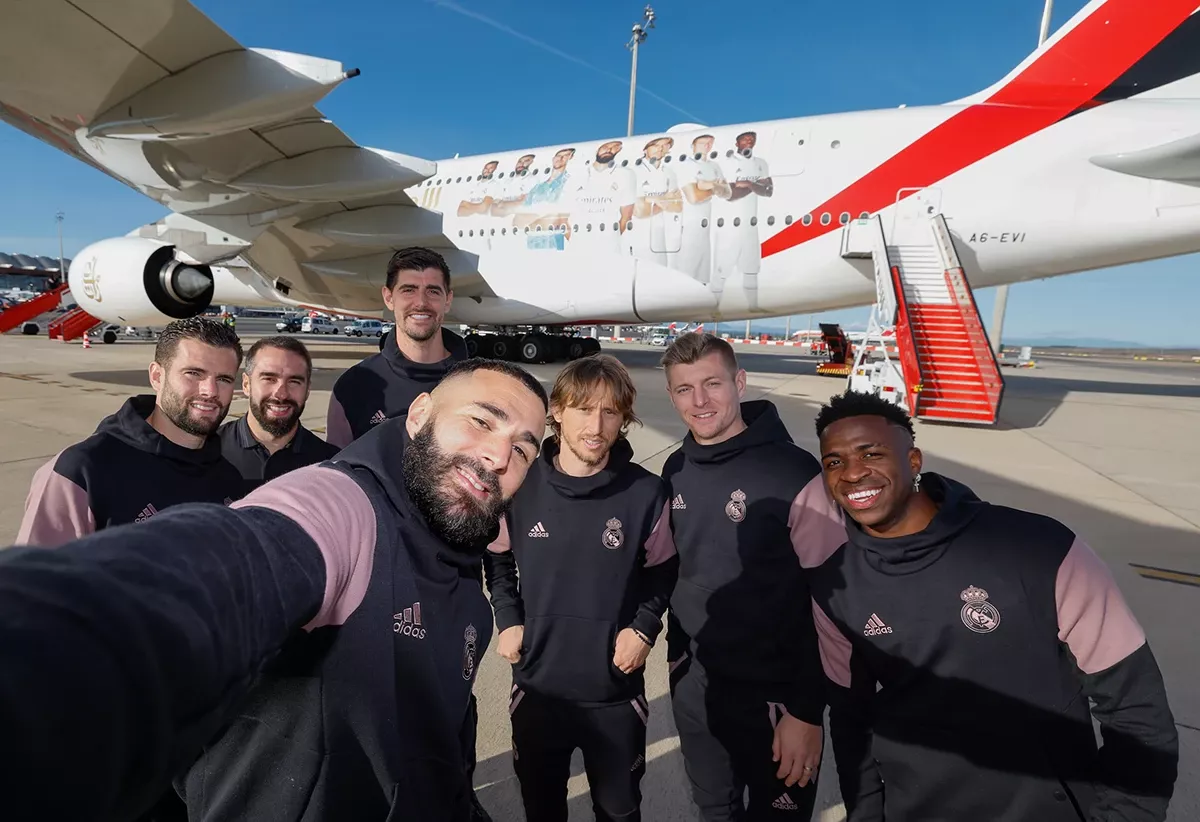 Foto de grupo de los jugadores del Real Madrid, de izquierda a derecha: Nacho Fernndez, Dani Carvajal, Thibaut Courtois, Karim Benzema, Luka Modrić, Tony Kroos y Vini Jr. Foto: Emirates