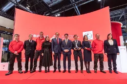 Foto de grupo tras la entrega de premios en el pabelln de Iberia e Iberia Express en la feriade turismo Fitur. Foto: Iberia