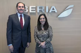 La Alcaldesa de A Corua, Ins Rey Garca junto al presidente de Iberia, Javier Snchez-Prieto. Foto: Iberia