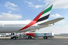 Boeing 777-300ER de Emirates repostando Combustible de Aviacin Sostenible (SAF). Foto: Emirates