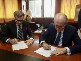 Momento de la firma de la financiacin de las aeronaves E195-E2 por parte del presidente de Binter, Rodolfo Nez (derecha) y su vicepresidente, Alfredo Morales. Foto: Binter