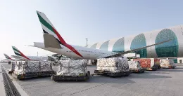 Aviones de Emirates preparados para ser cargados con ayuda humanitaria. Foto: Emirates