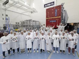 Trabajadores de Airbus junto al explorador de lunas heladas de Jpiter (JUICE). Foto: Airbus