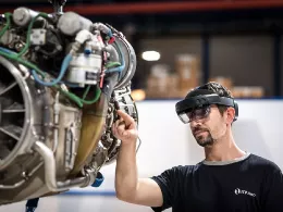 Operario de ITP Aero trabajando en un motor CT7. Foto ITP Aero